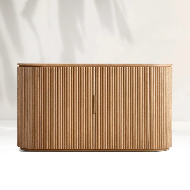 Armoire latérale en chêne dans le salon