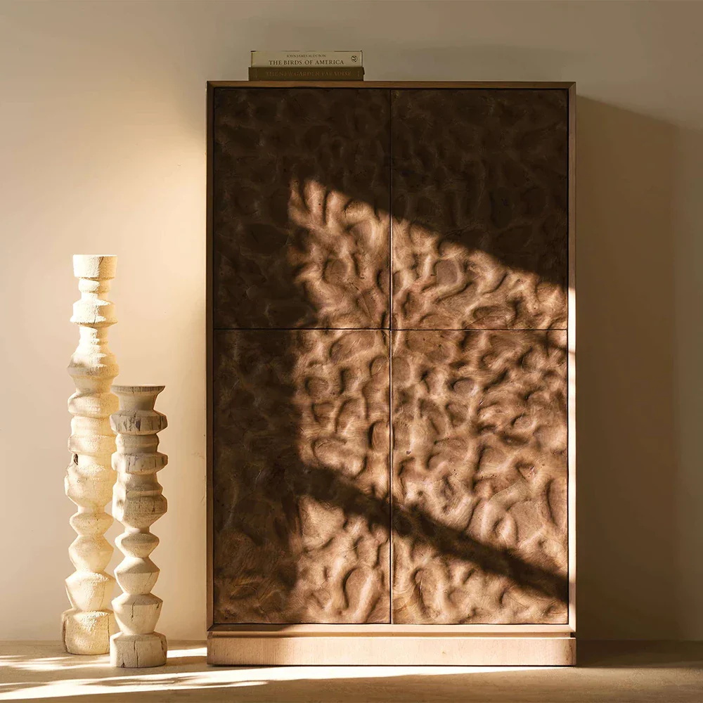 Armoire en bronze texturé