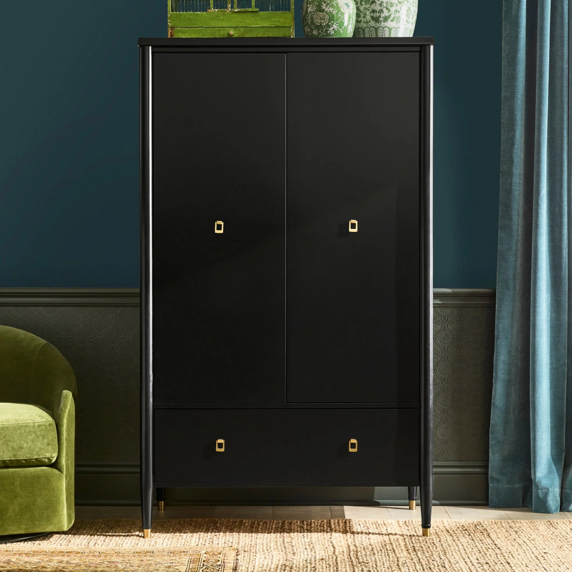 Armoire de rangement noire à double porte avec tiroir