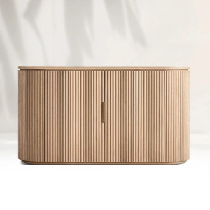 Armoire latérale en chêne dans le salon