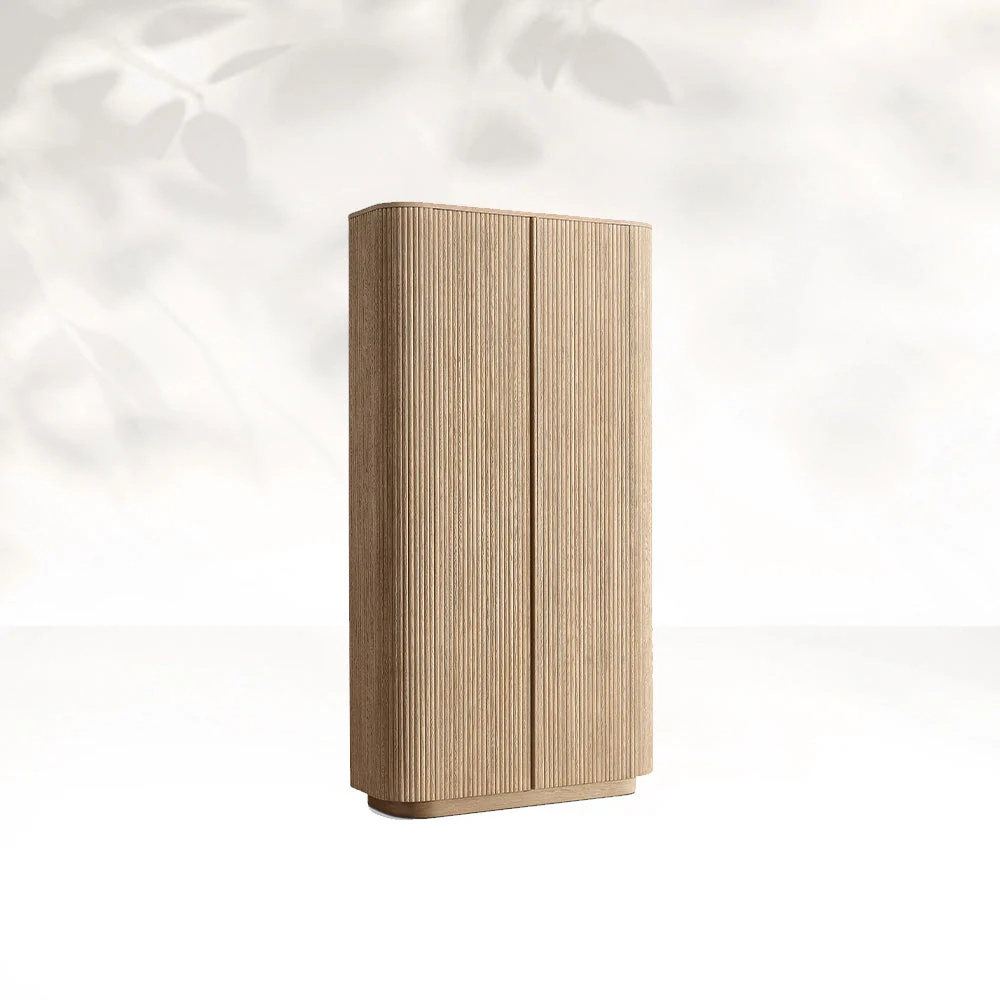 Armoire en bois massif à grains verticaux
