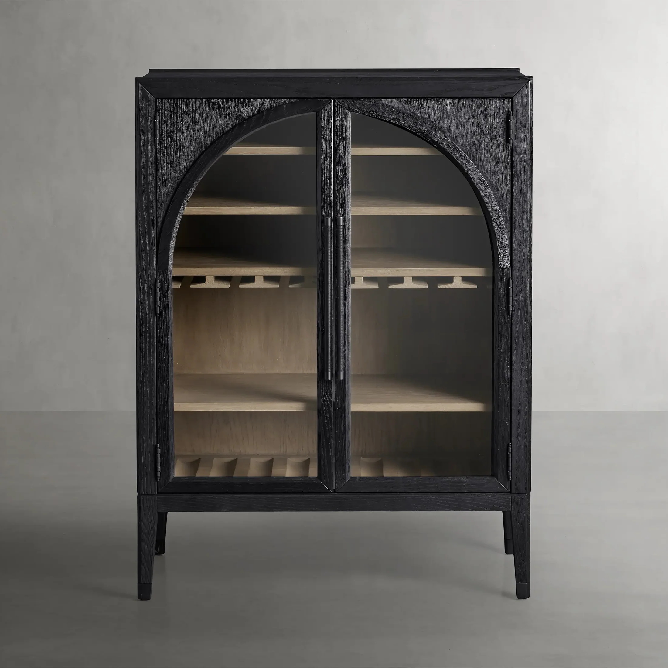 Armoire en bois avec arc - panneaux de verre supérieurs 