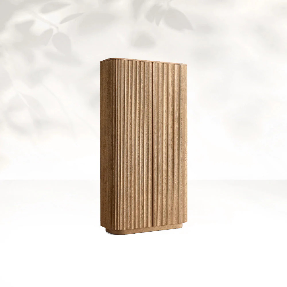 Armoire en bois massif à grains verticaux