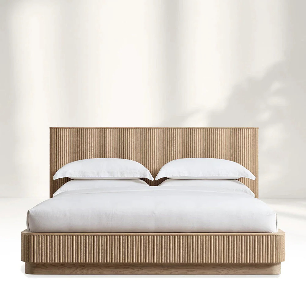 Lit en bois vertical de la tête de lit rainurée