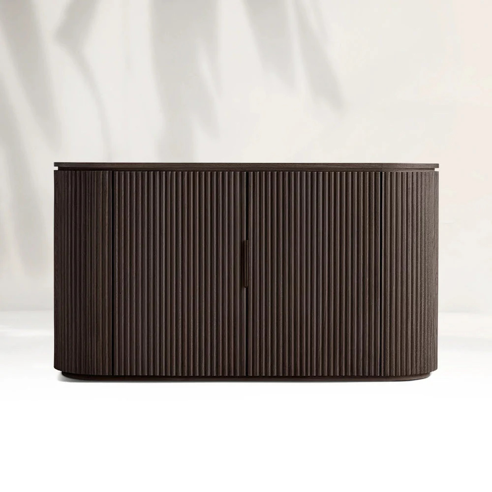 Armoire latérale en chêne dans le salon