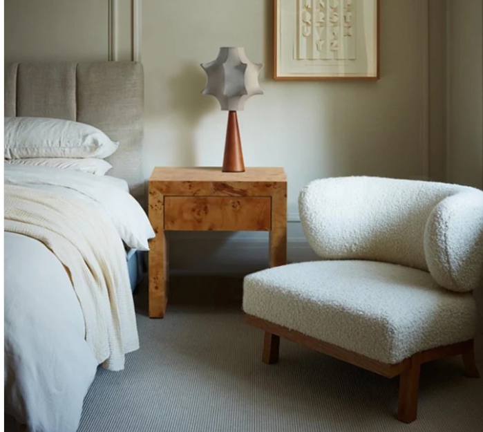 Table d'appoint en bois massif de style wabi-sabi