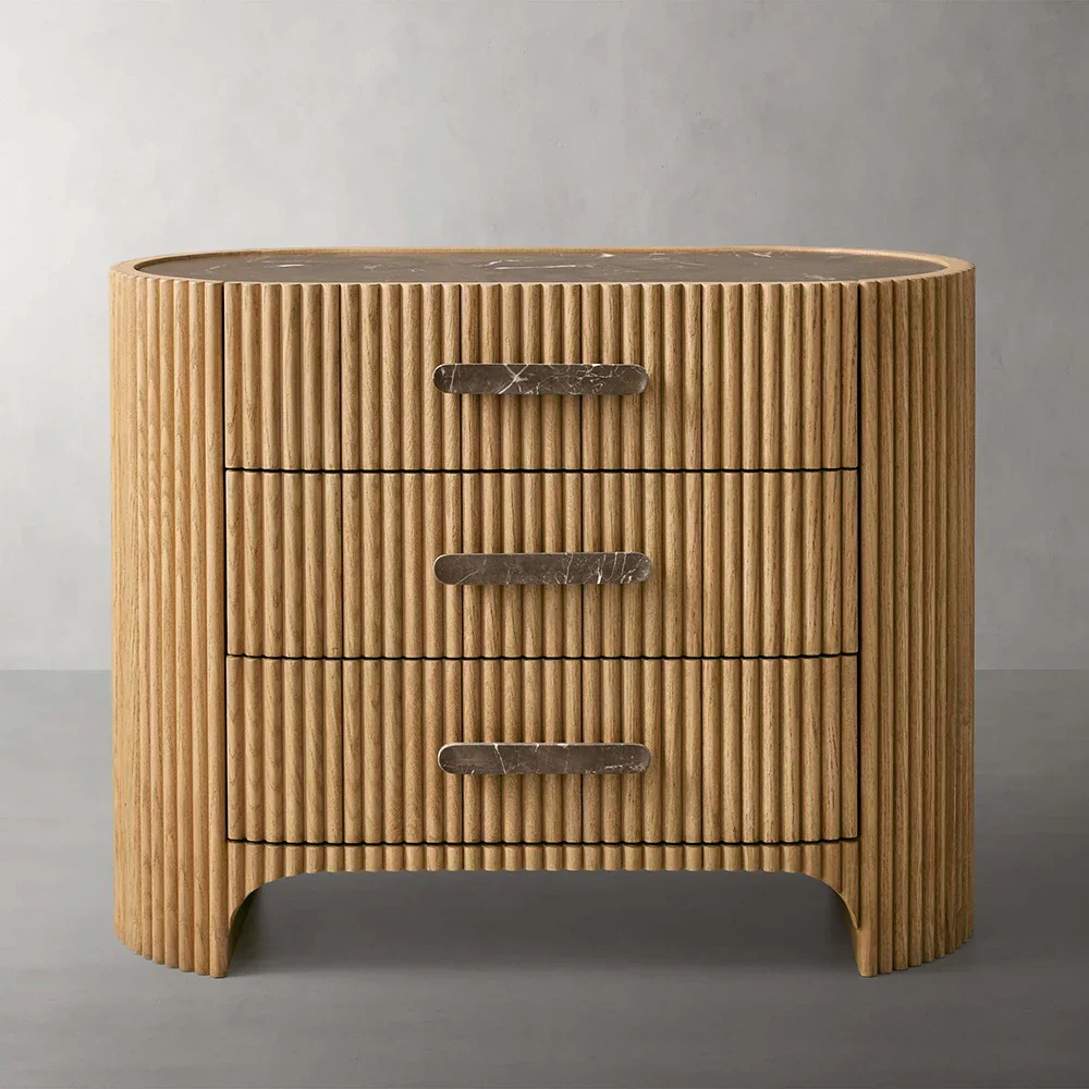 Une table de chevet en marbre élégante avec un motif rétro côtelé