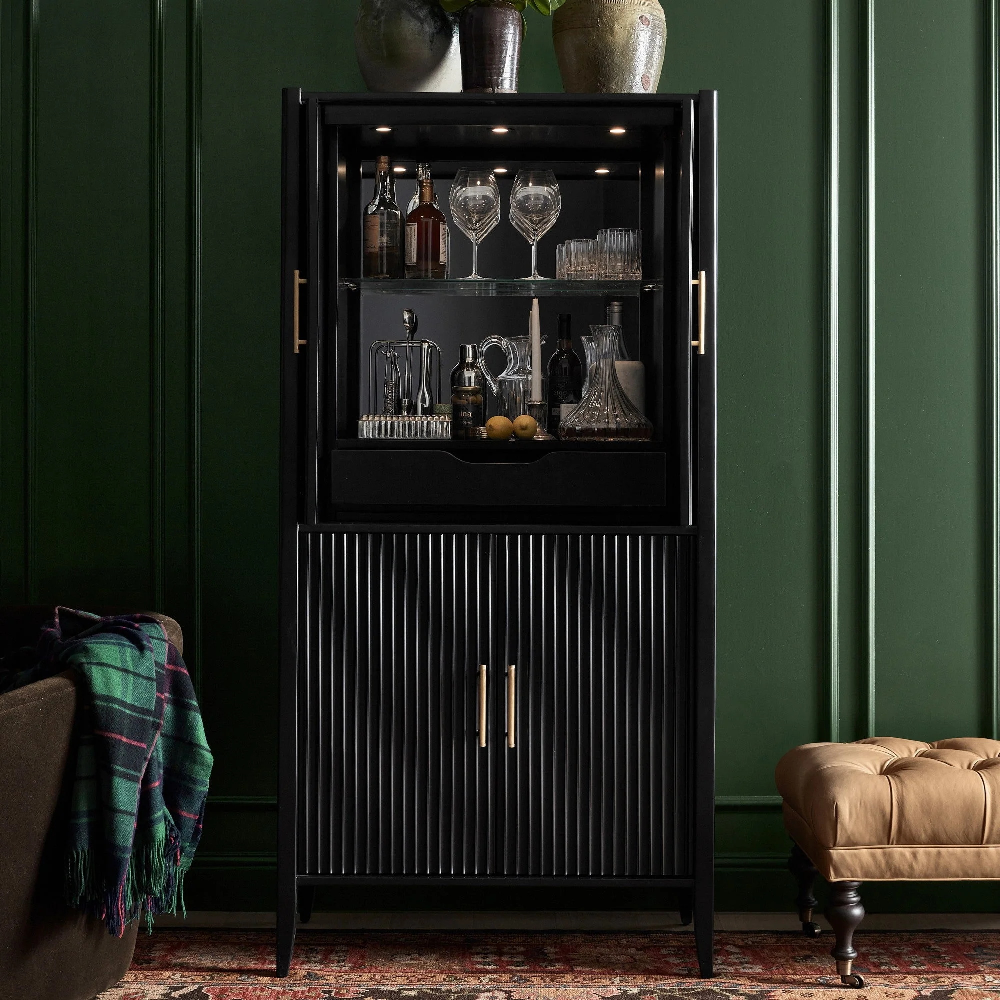 Armoire rainageuse en bois noir moderne