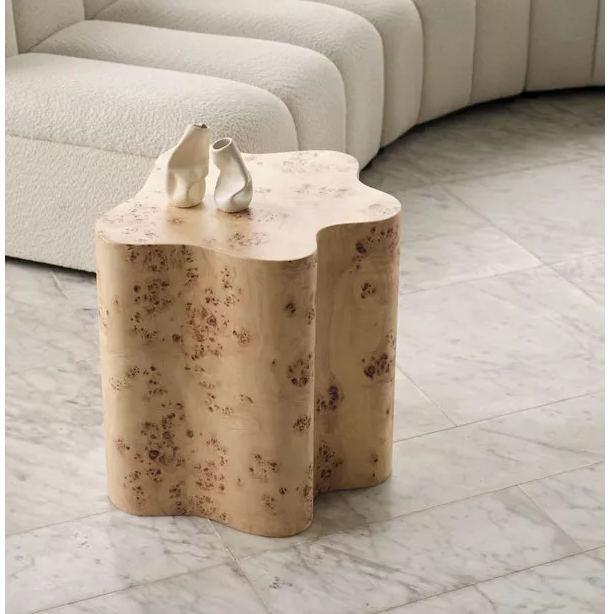 Tableuse d'appoint en bois irrégulier: une fusion de la texture naturelle et des fonctionnalités pratiques