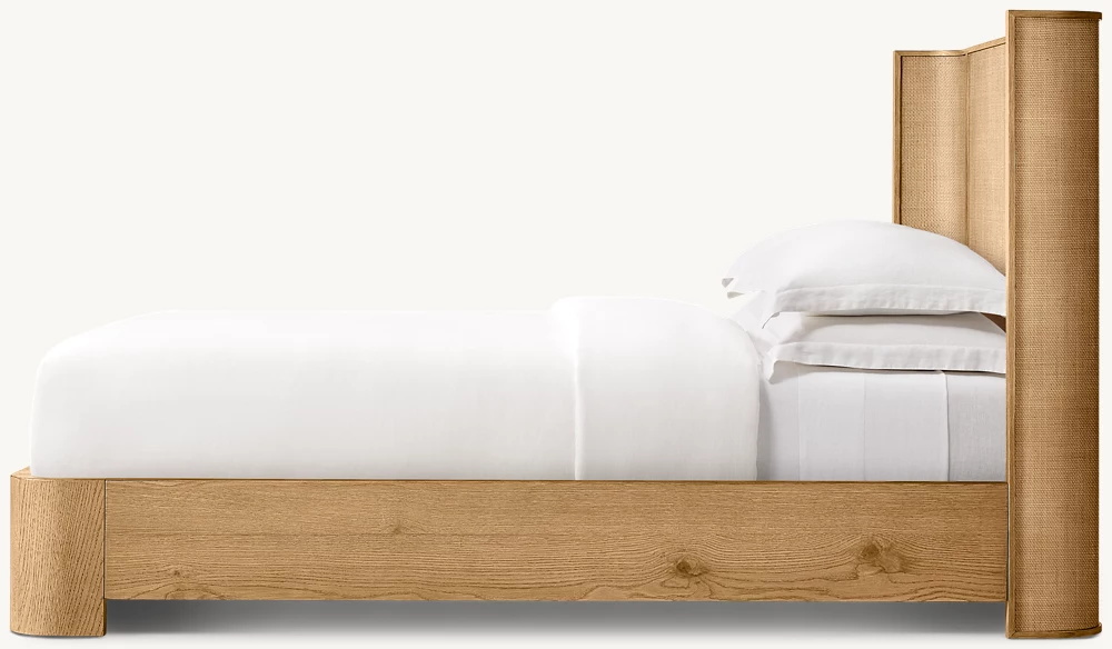 Le c&ocirc;t&eacute; du lit en bois massif