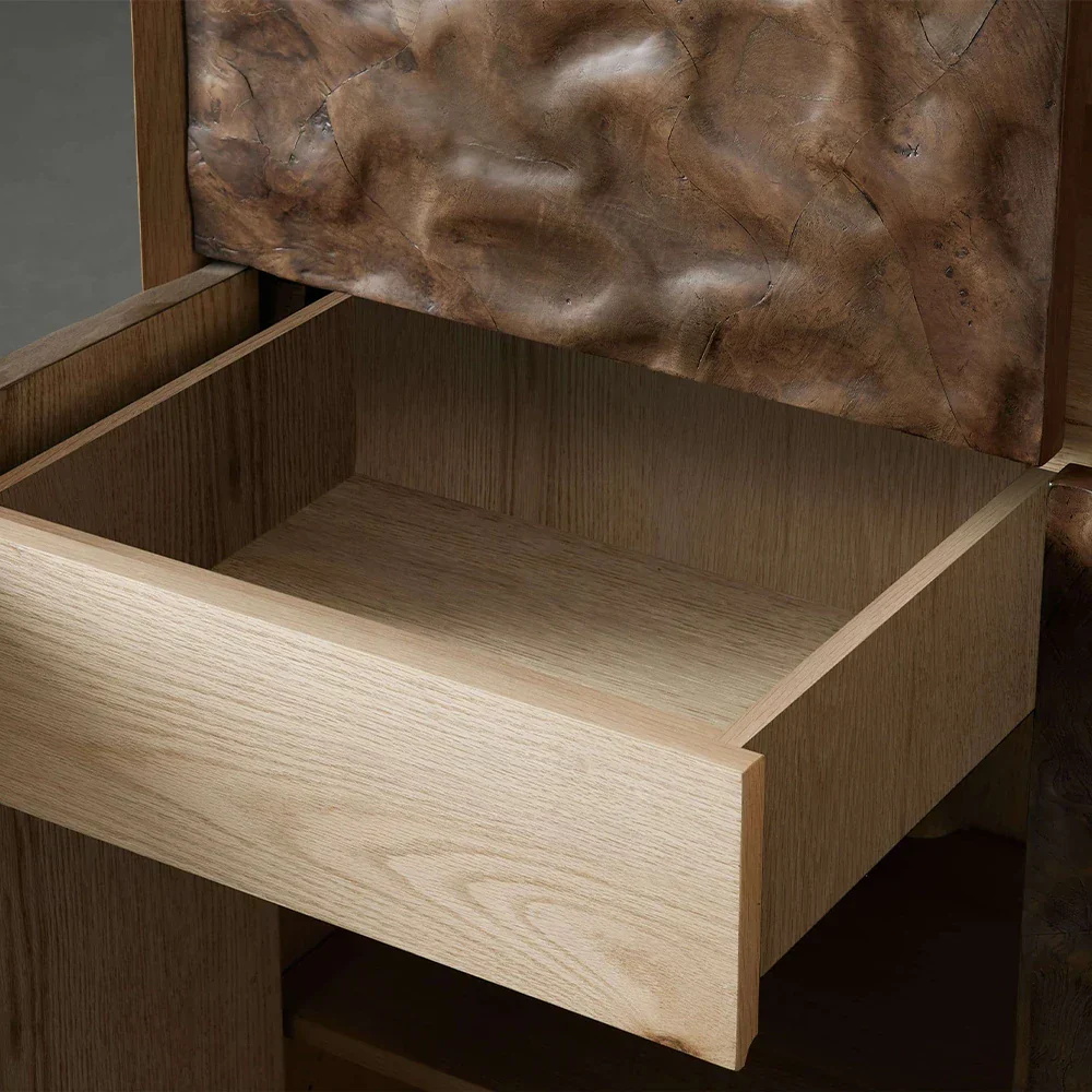 Armoire en bronze texturé