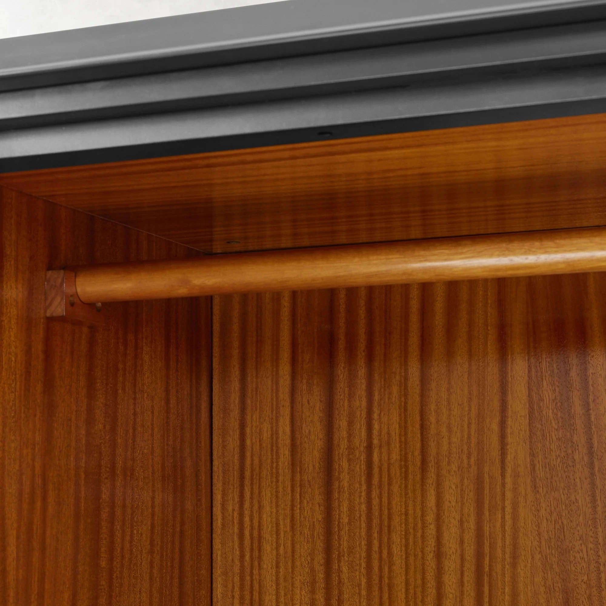 Armoire de rangement noire &agrave; double porte avec tiroir