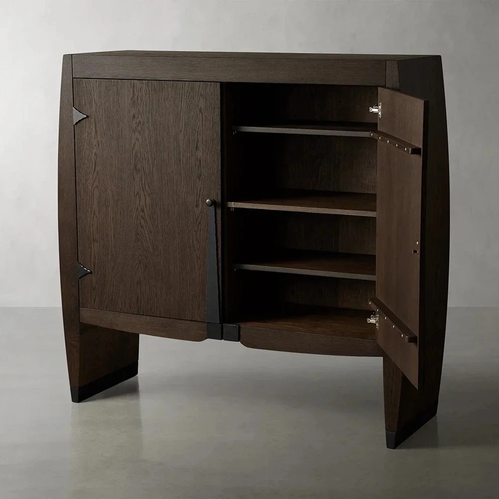 Ch&ecirc;ne artistique - armoire &agrave; accent fini