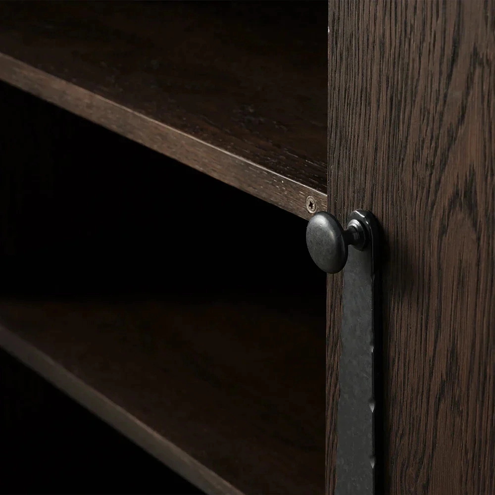 Ch&ecirc;ne artistique - armoire &agrave; accent fini