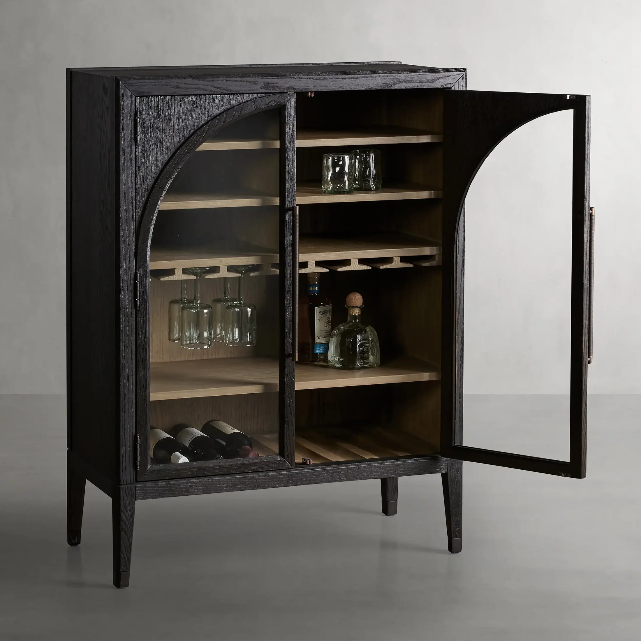 Armoire en bois avec arc - panneaux de verre supérieurs 