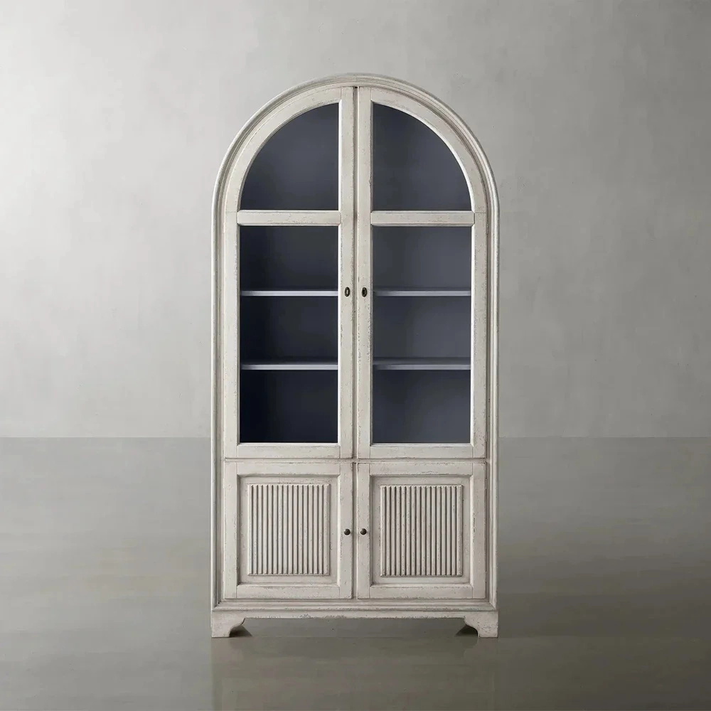 Armoire en verre &agrave; arc de s&eacute;r&eacute;nit&eacute; de ch&ecirc;ne blanc