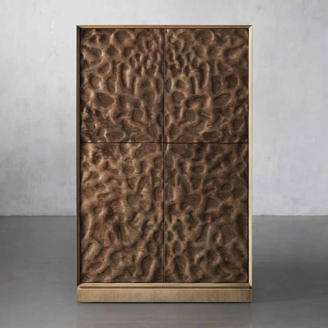 Armoire en bronze texturé