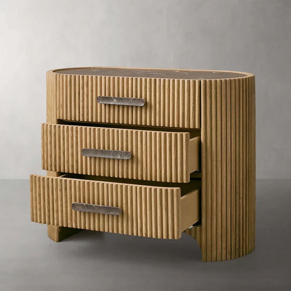 Une table de chevet en marbre élégante avec un motif rétro côtelé