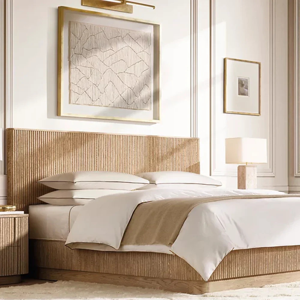 Lit en bois vertical de la tête de lit rainurée