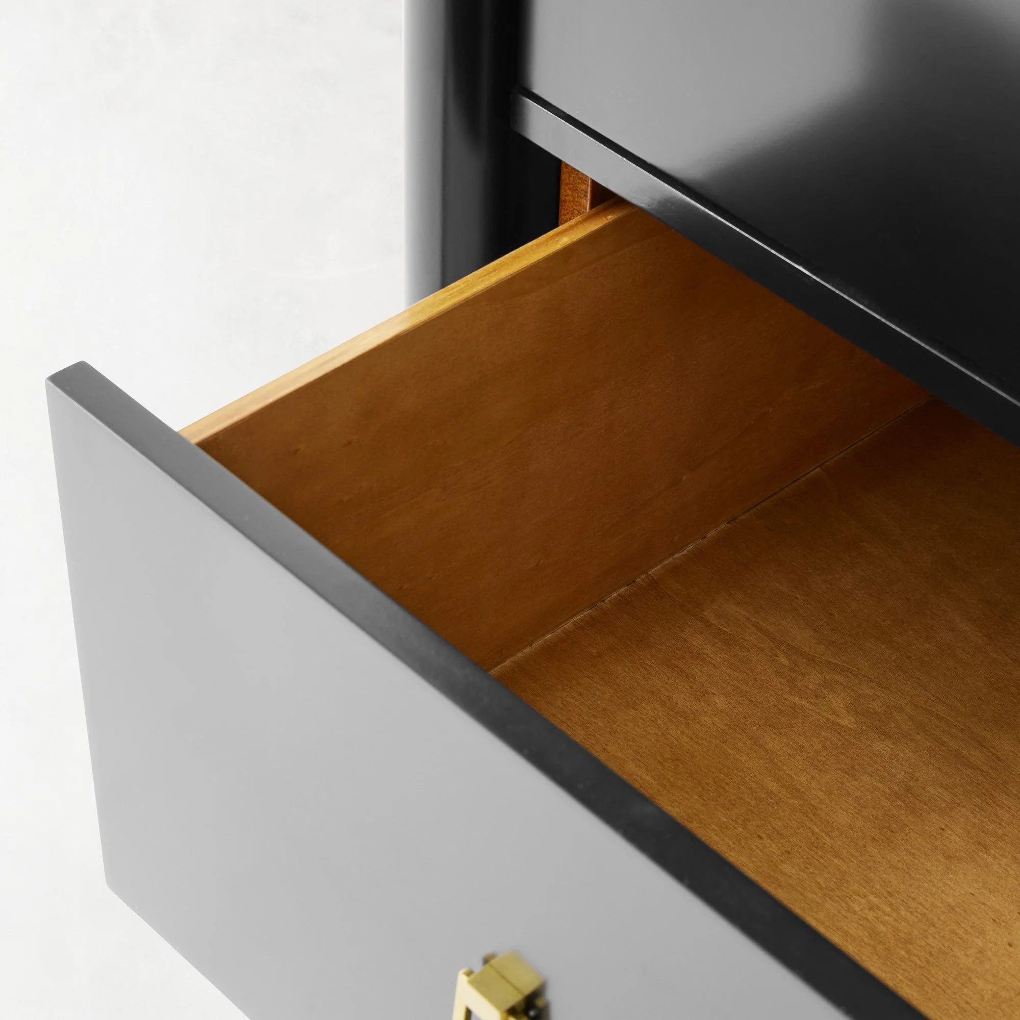 Armoire de rangement noire à double porte avec tiroir