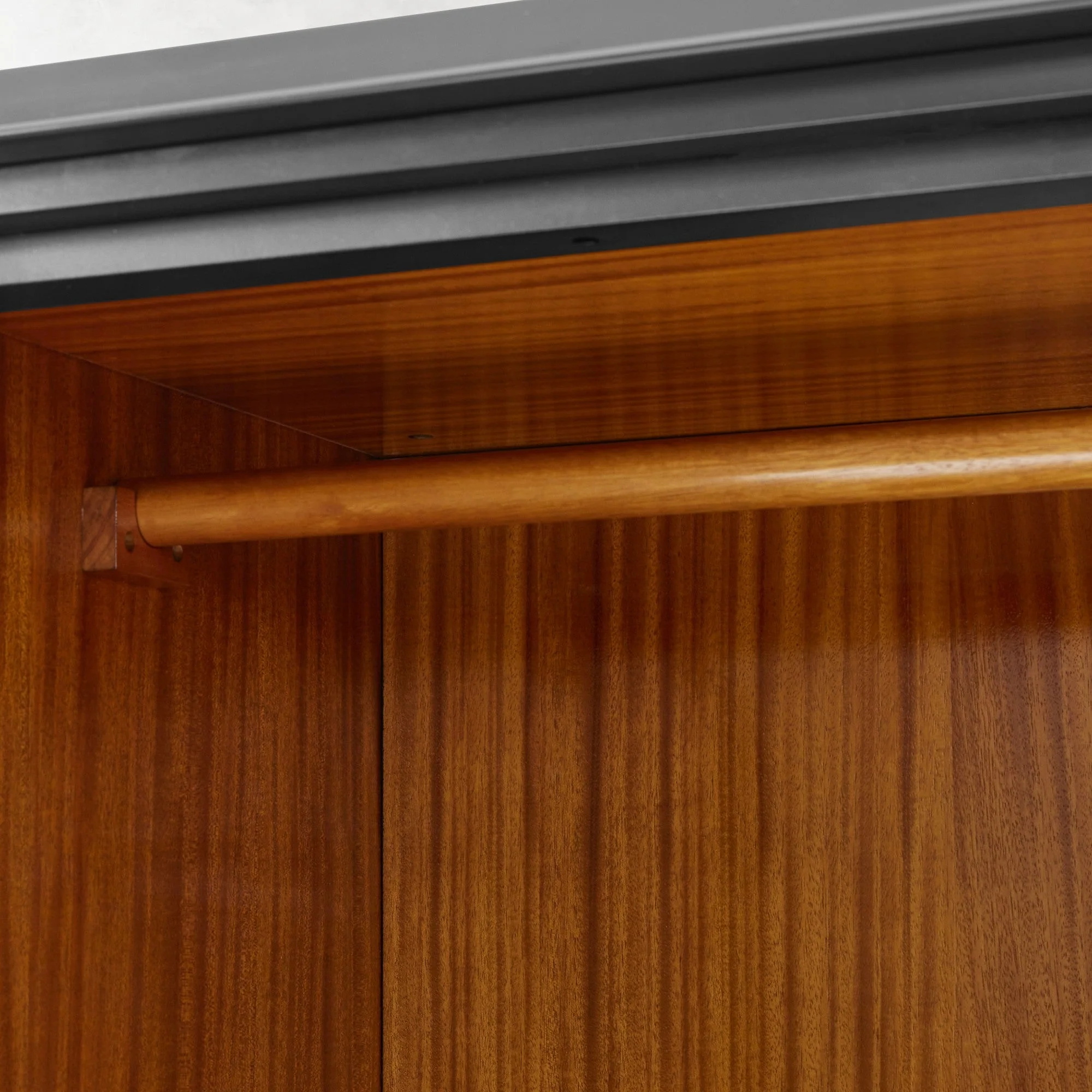 Armoire de rangement noire à double porte avec tiroir